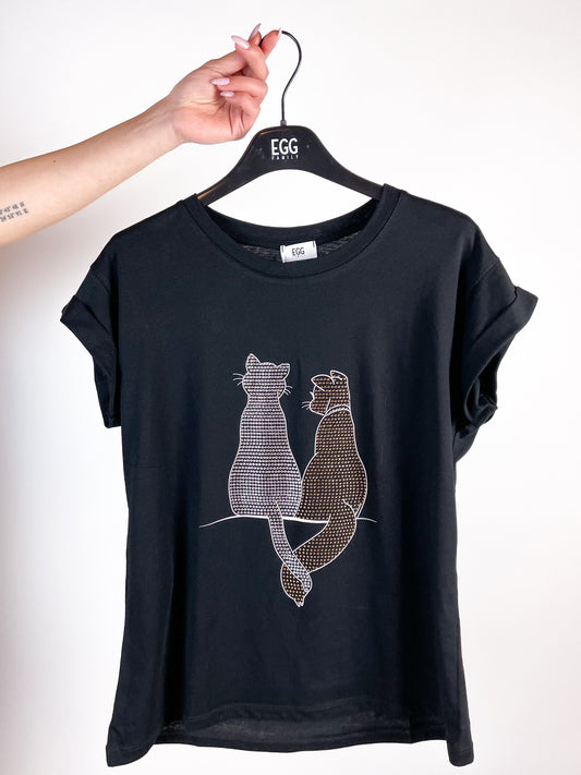 T-shirt nera con gatti