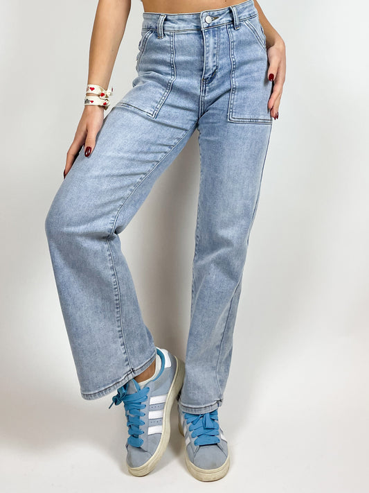 Jeans chiaro con tasconi davanti