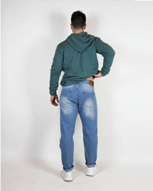 Jeans chiaro con strappi e schiariture