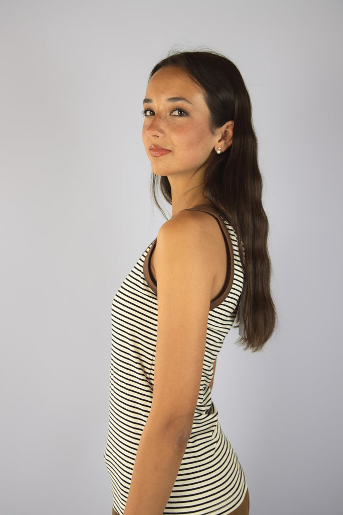 Canotta a righe bianche e nere con profilo marrone T6702R15T39 CIOCCOLATO EGG FAMILY 