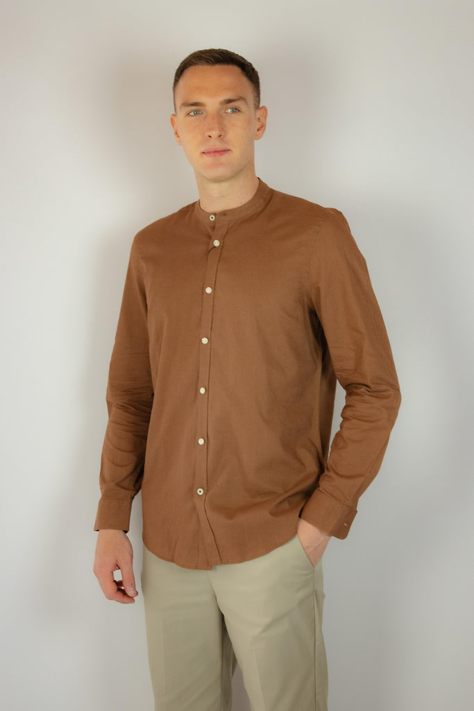 Camicia marrone in lino a maniche lunghe collo alla coreana P633013 TABACCO EGG FAMILY 