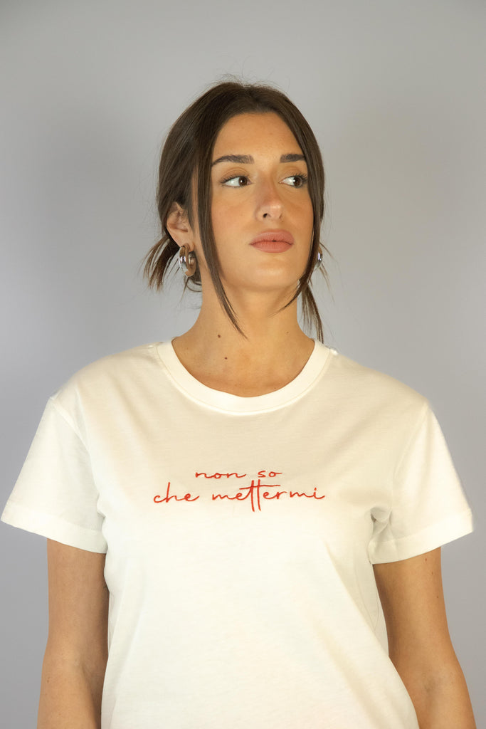 T-shirt con ricamo " Non so che mettermi" METTERMI PANNA EGG FAMILY 