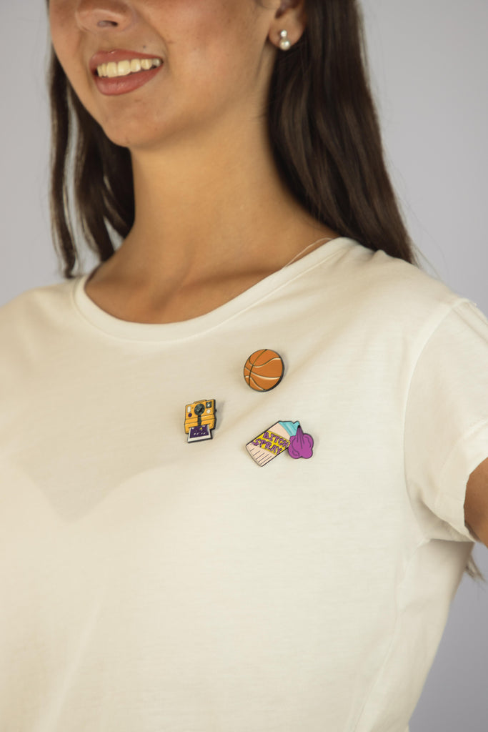 T-shirt bianca con spille smaltate - Basket T-SHIRT SPILLA SPILLA BASKET EGG FAMILY 