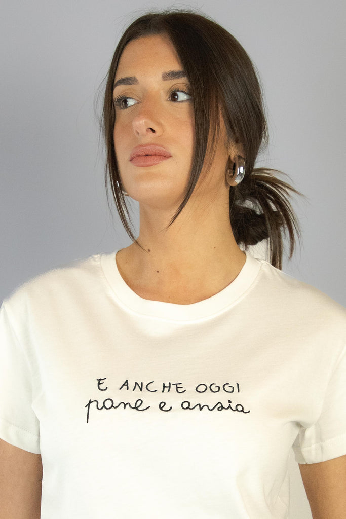 T-shirt con ricamo "Anche oggi pane e ansia" PANEANSIA PANNA EGG FAMILY 