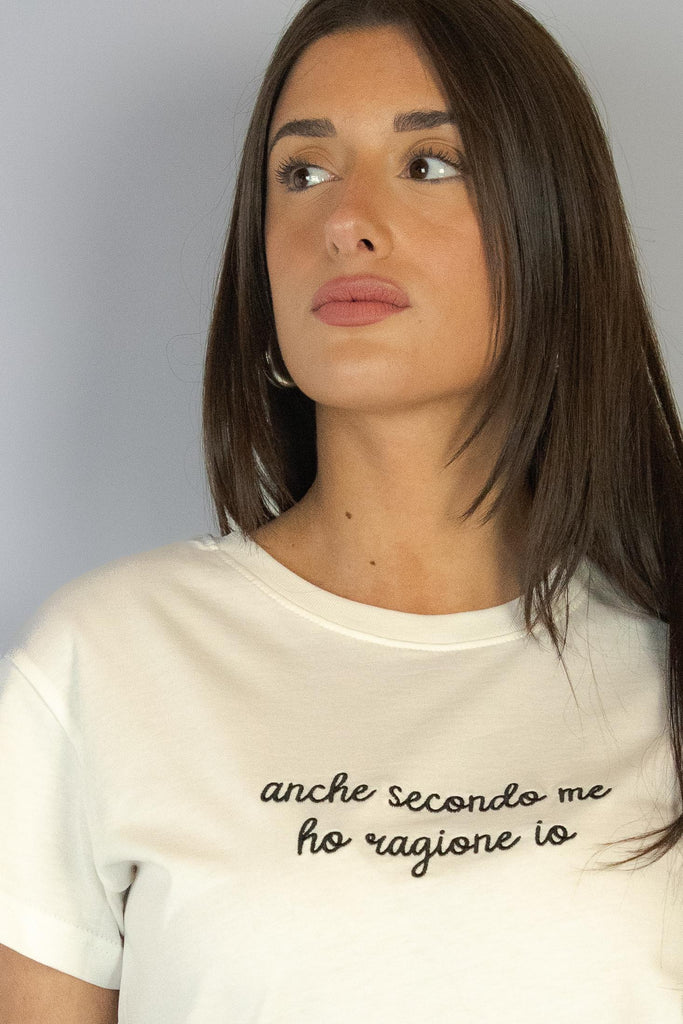 T-shirt con ricamo "Anche secondo me ho ragione io" RAGIONE PANNA EGG FAMILY 