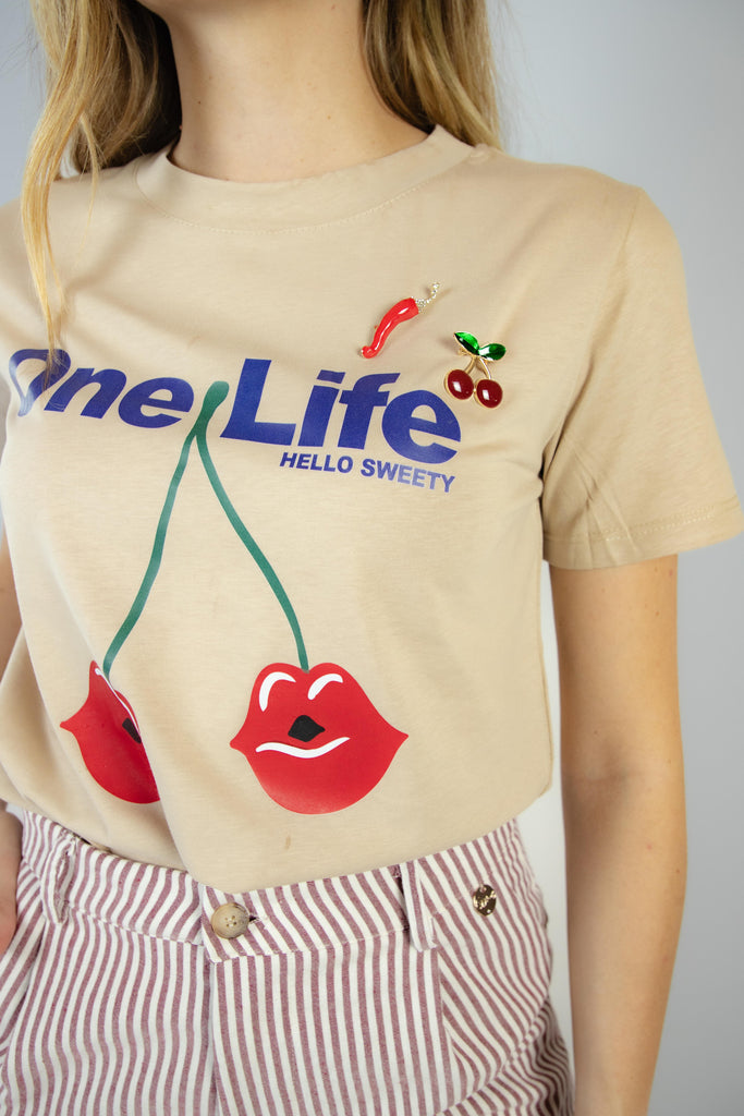 T-shirt beige in cotone con stampa ciliegie e spille ONE LIFE CILIEGE BEIGE EGG FAMILY 