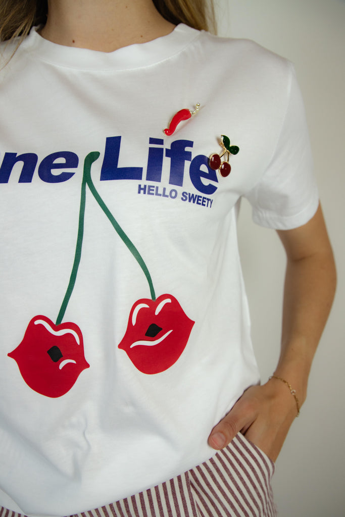 T-shirt bianca con stampa ciliegie e spille ONE LIFE CILIEGE BIANCO EGG FAMILY 