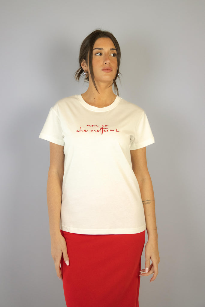 T-shirt con ricamo " Non so che mettermi" METTERMI PANNA EGG FAMILY 