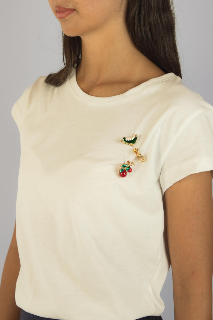 T-shirt bianca con spille smaltate - Profumo T-SHIRT SPILLA SPILLA PROFUMO EGG FAMILY 