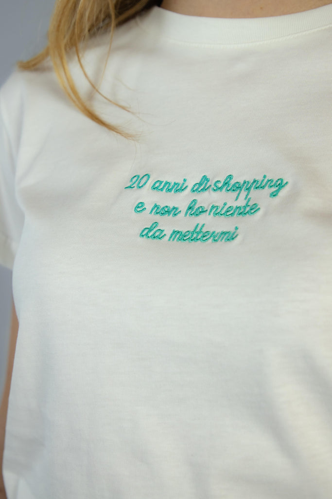 T-shirt bianca con ricamo 20 anni di shopping RI-SHOPPING PANNA EGG FAMILY 